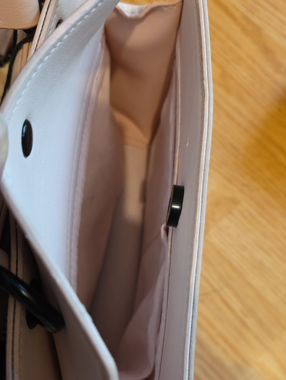 Steve Madden White Crossbody with Black Bats Logo - Picture 8 of 12